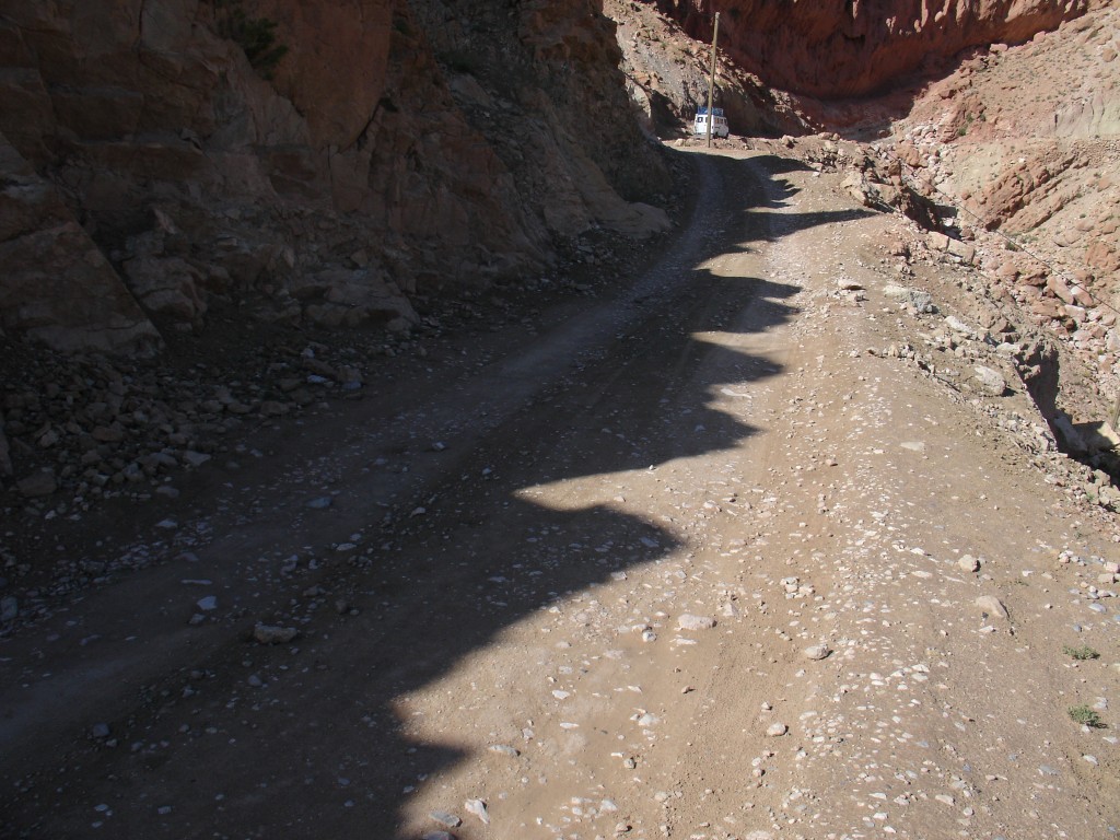 Die Morgensonne warf dunkle Schatten der Berge auf die Piste.