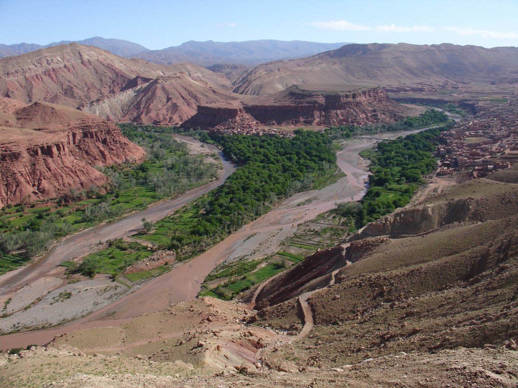 Tief unten liegt die Flussoase von Tamaloute zwischen der Bergwüste.