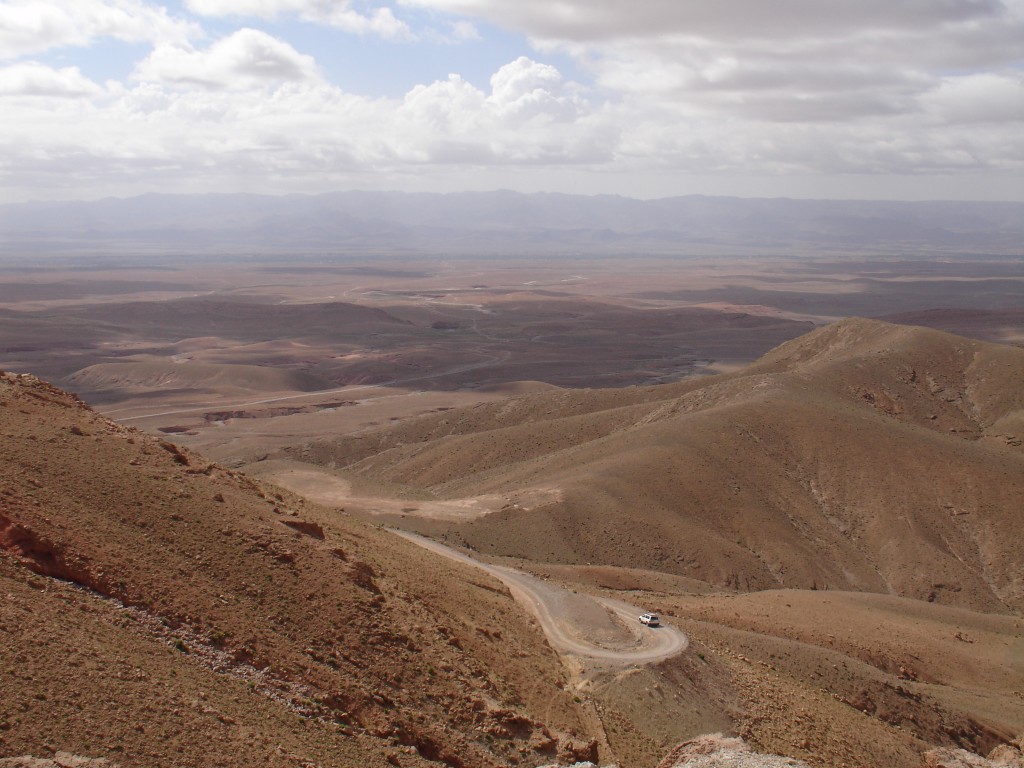 ... In die andere Richtung - nach Süden - war die Landschaft karg und trocken. Dorthin ging der Weg weiter.