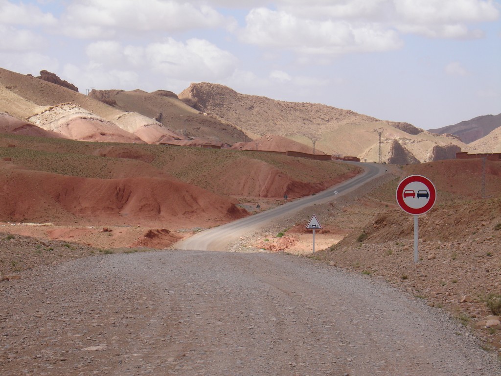 Nach vielen Kilometern Piste gab es das erste Straßenschild. Das bedeutete, das bald die Asphaltstraße begann.