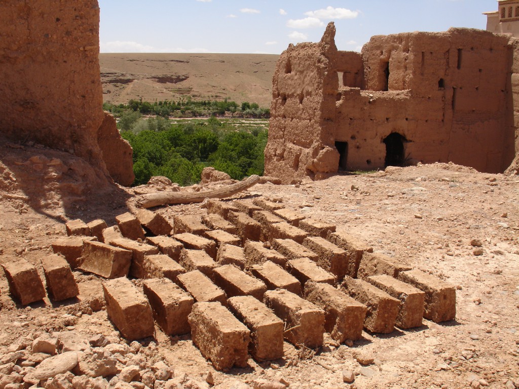 Diese Kasbah wurde renoviert, und die Lehmziegel dafür trockneten in der Sonne.