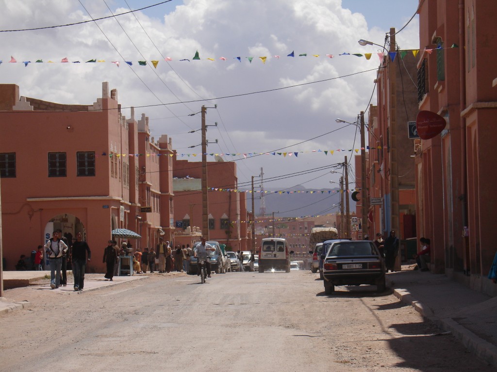 Für das Rosenfest zur Rosenernte Anfang Mai in Kelaa M'Gouna sind die Straßen mit Wimpeln geschmückt.