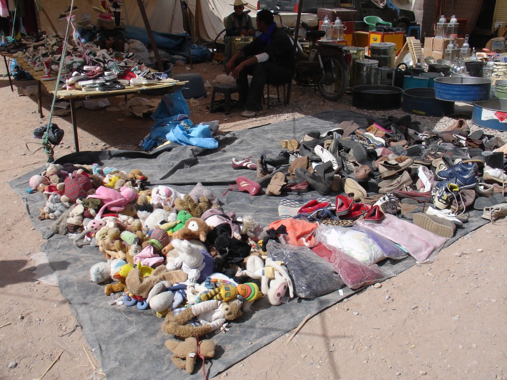 Auf einer Plastikplane auf dem Boden lagen Stofftiere und Schuhe.