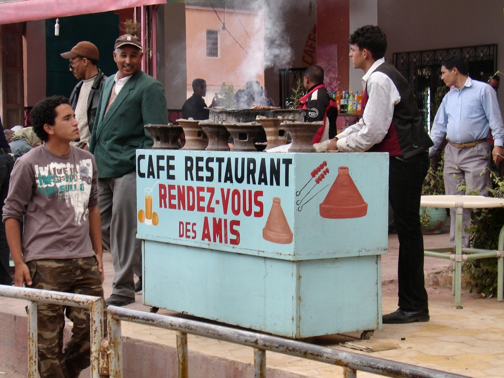 Bei diesem Restaurant gab es im Freien Grills und Kocher für Tajine. 