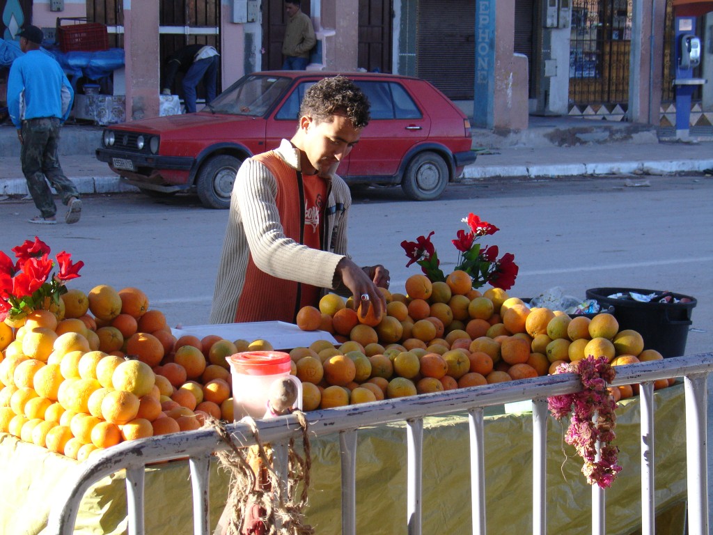 Orangensaft hatte dieser Händler anzubieten, und er dekorierte die Orangen schön auf seinem Stand.