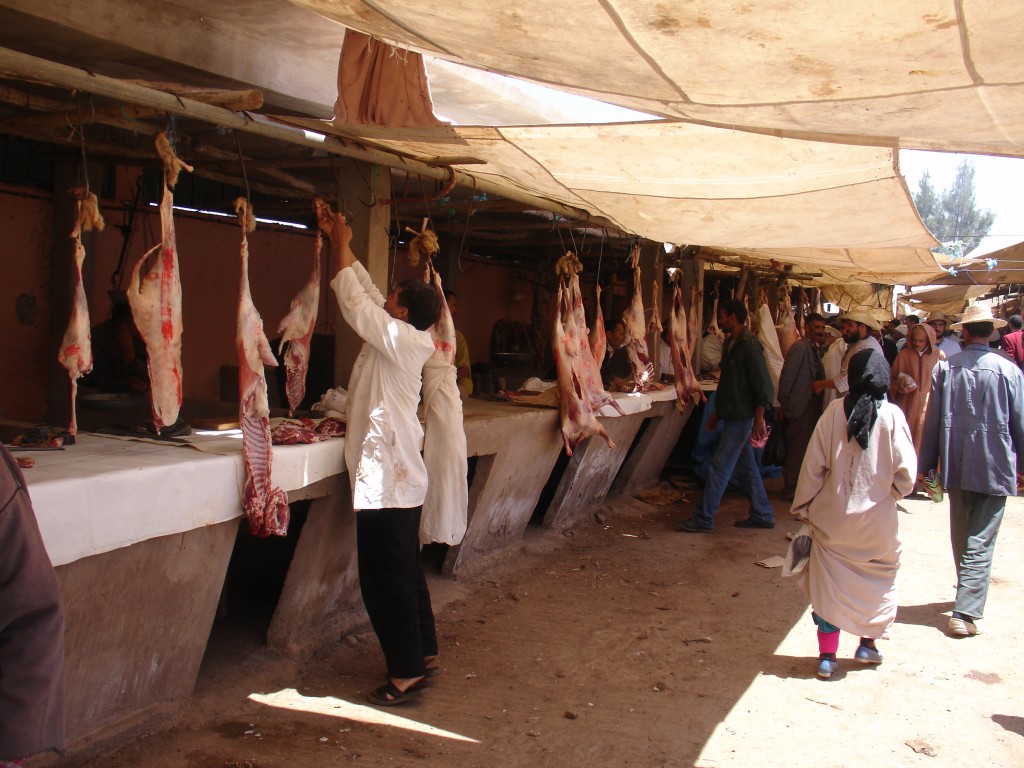 Das Fleisch hing ungekühlt im Freien, war aber relativ frisch. Vermutlich war es vor Ort geschlachtet und nicht wie bei uns im Schlachthof, und hatte daher keine stundenlangen Transporte hinter sich.