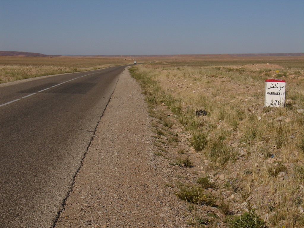 An den Kilometersteinen konnte ich immer sehen, wie weit es noch bis nach Marrakesch, meinem nächsten großen Ziel, war. Die Straße war relativ flach. Das hat es aber auch dem Wind einfach gemacht. Ich hatte den ganzen Tag Gegenwind.