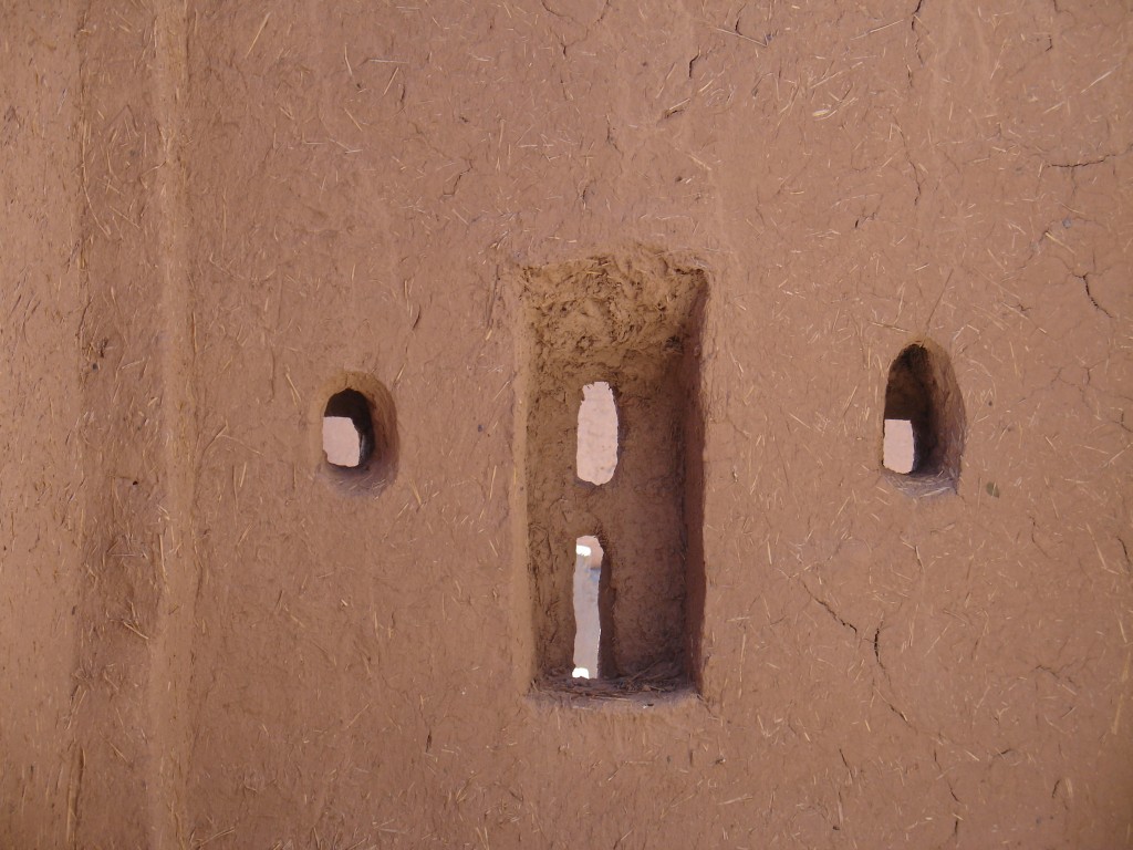 Die Fenster nach außen sind als Schießscharten gestaltet.