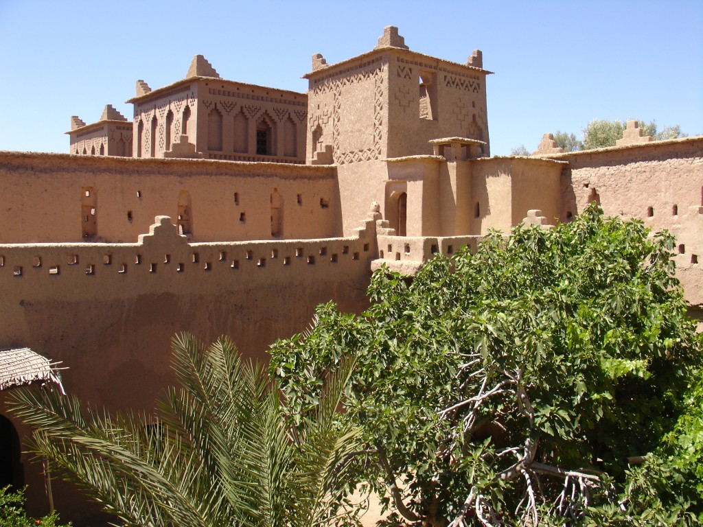 Im Inneren der Kasbah gibt es einen grünen Garten.