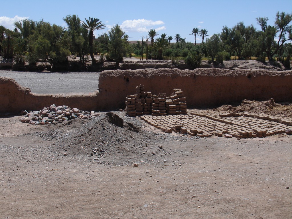 Hinter der Kasbah lagen Ziegelsteine in der Sonne zum Trocknen.