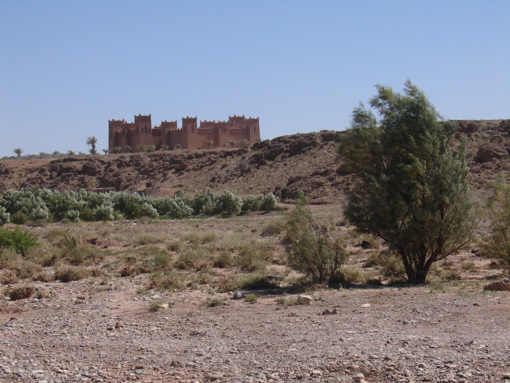 Es gab immer noch Gegenwind, wie man an den Büschen sieht. Im Hintergrund eine weitere Kasbah.