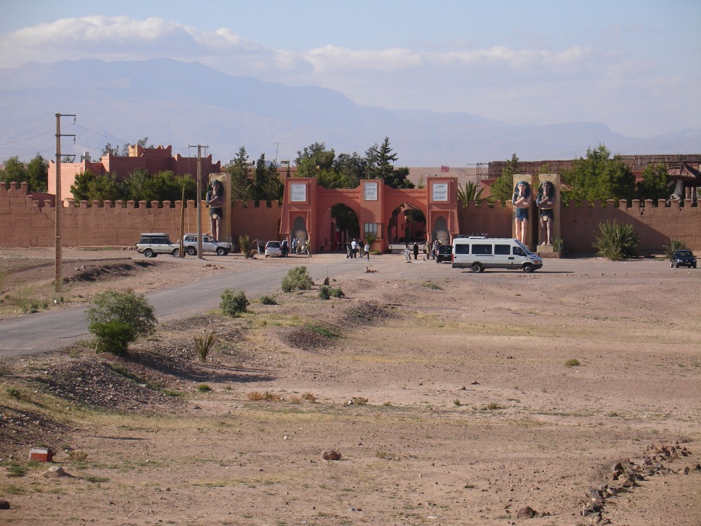 Neben der Straße liegen die Atlas-Filmstudios, wo verschiedene bekannte Wüstenfilme gedreht wurden, unter anderem 'Diamant vom Nil', 'Moses', 'Cleopatra' und 'Gladiator'.