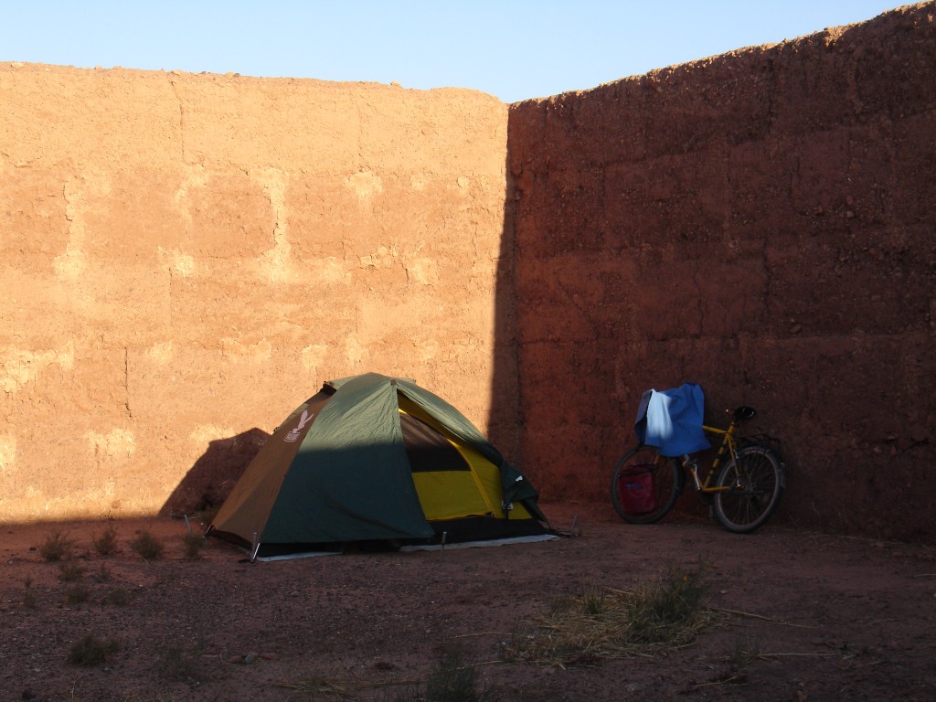 Nach all dem Gegenwind den ganzen Tag über war ich froh, dass es am Campingplatz hohe Mauern als Windschutz für Zelte gab, auch wenn dadurch die Aussicht verlorenging. Gegessen habe ich daher außerhalb der Mauern.