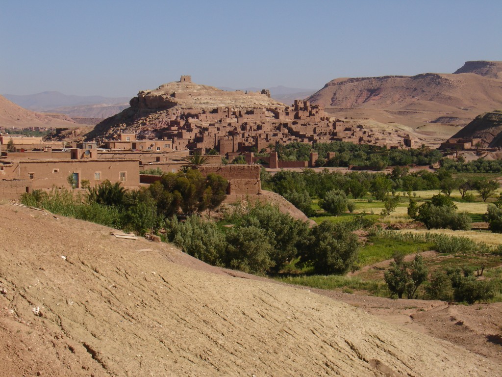 Die Festung Ait Benhaddu, die sich hier den Berg entlangzieht, ist als Weltkulturerbe anerkannt.