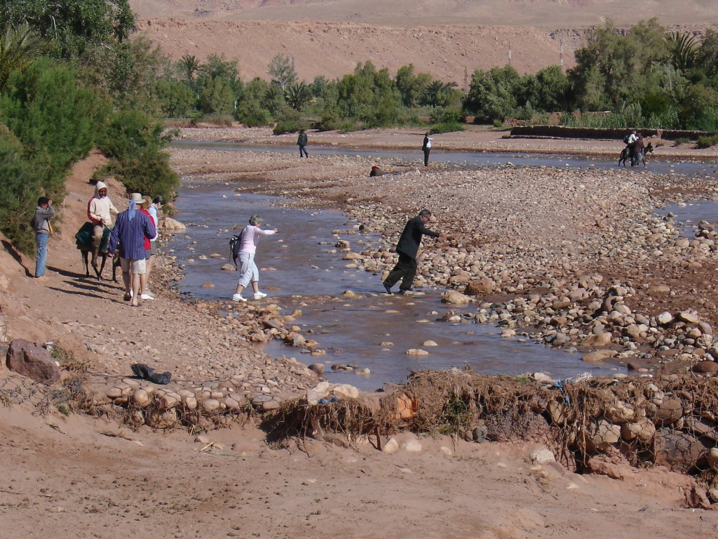 Einige Kinder haben Steine weggenommen, um den Touristen die Überquerung des Flusses per Esel anbieten zu können.