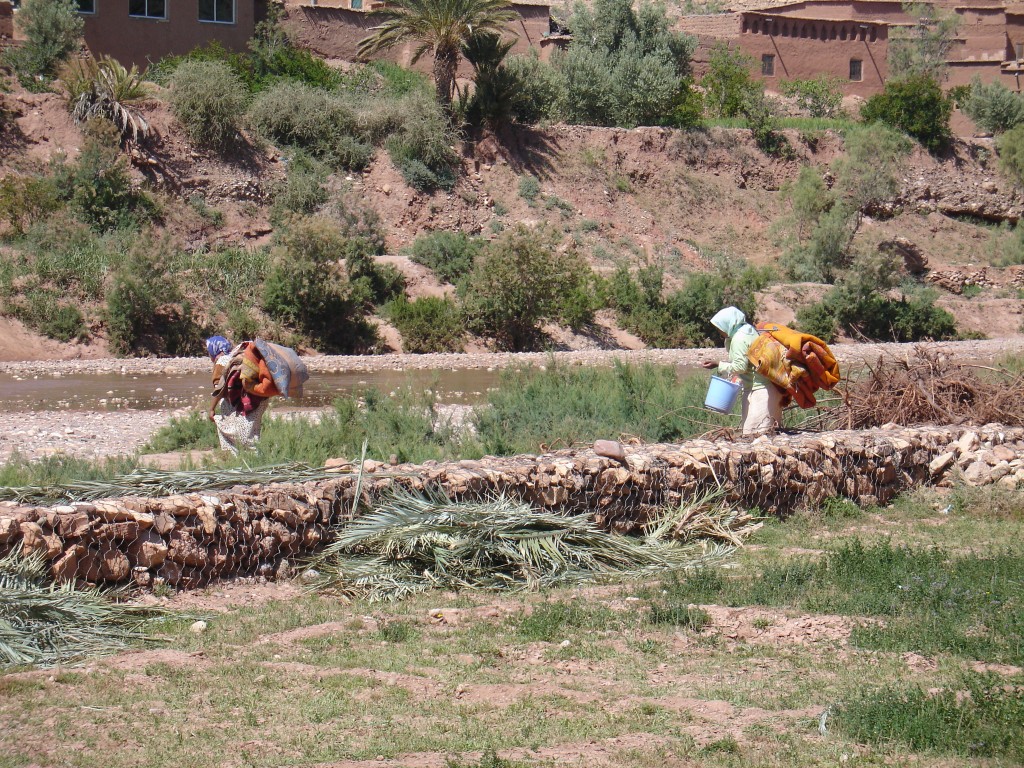 Frauen aus der Festung gingen zum Fluss zum Waschen.