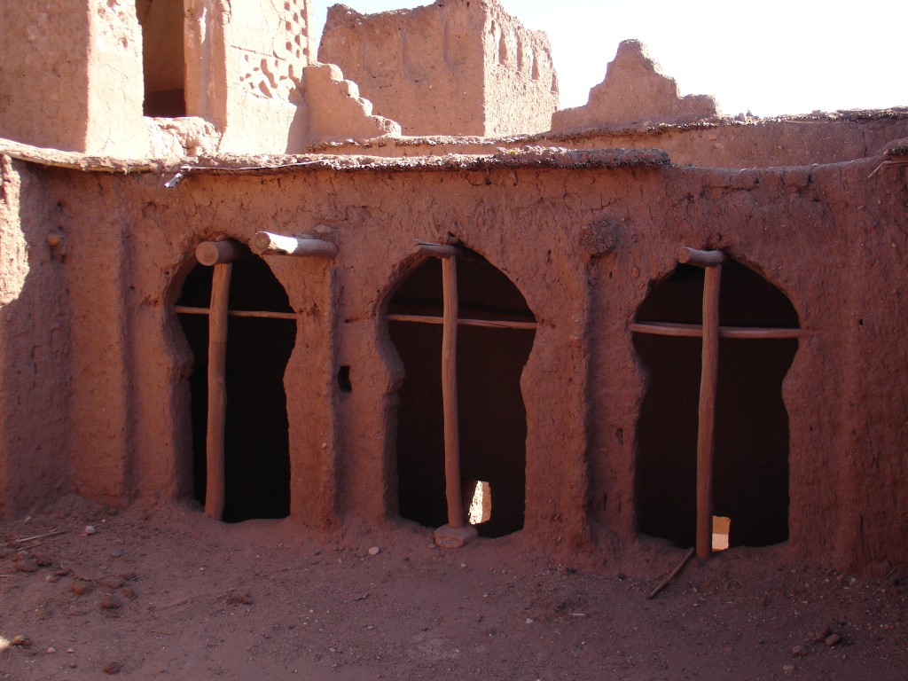 Die Fenster eines Saals haben die typisch arabische Hufeisenform. 