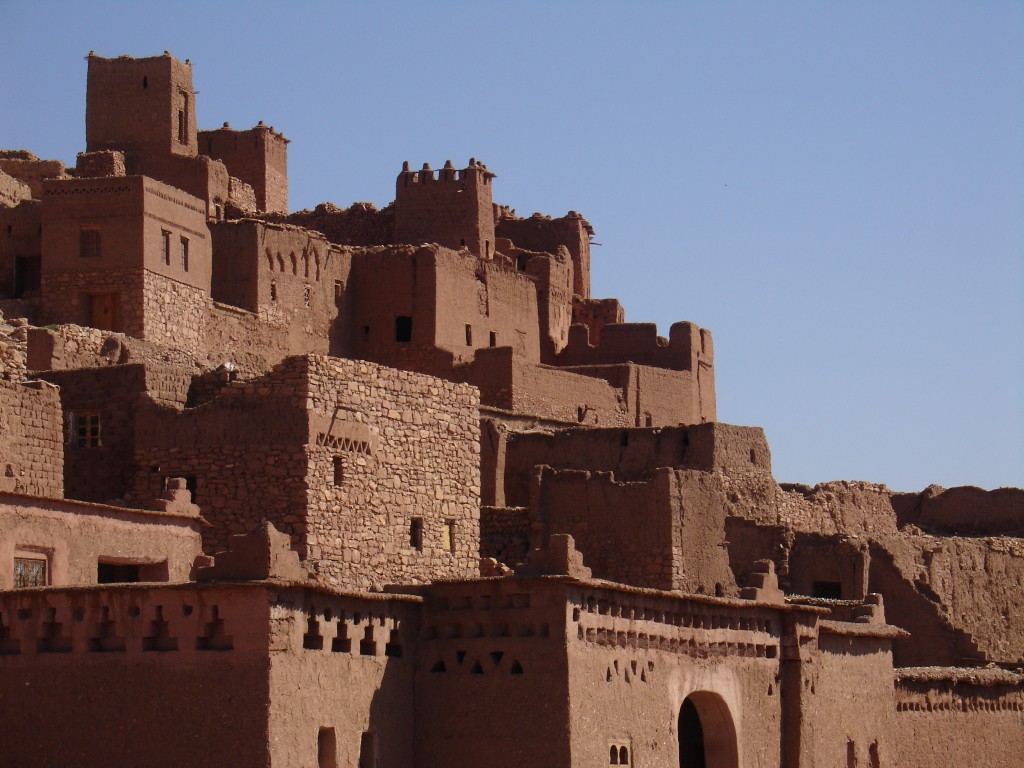 Die Häuser in Ait Benhaddu sind eng zusammengebaut und steigen am Hügel nach oben.