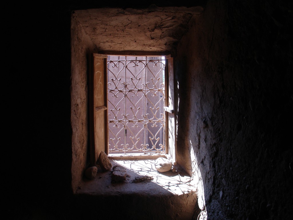 Das Fenster ist durch ein Gitter geschützt und lässt sich mit Läden verschließen.