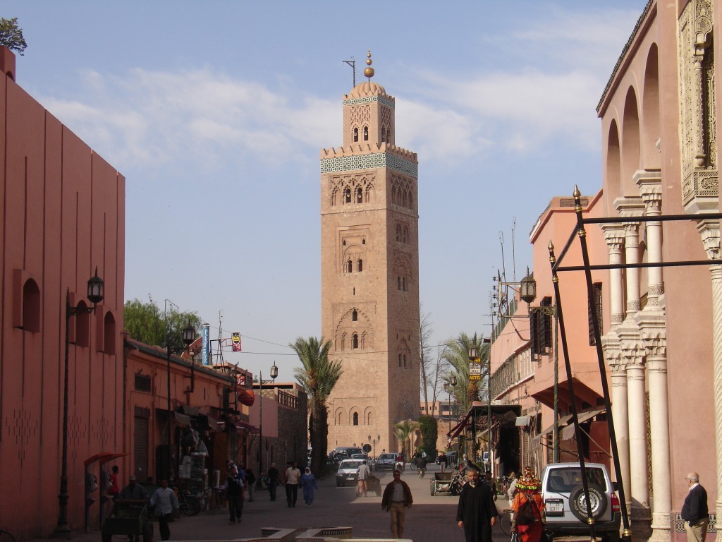 Diese Moschee liegt nah am zentralen Platz.