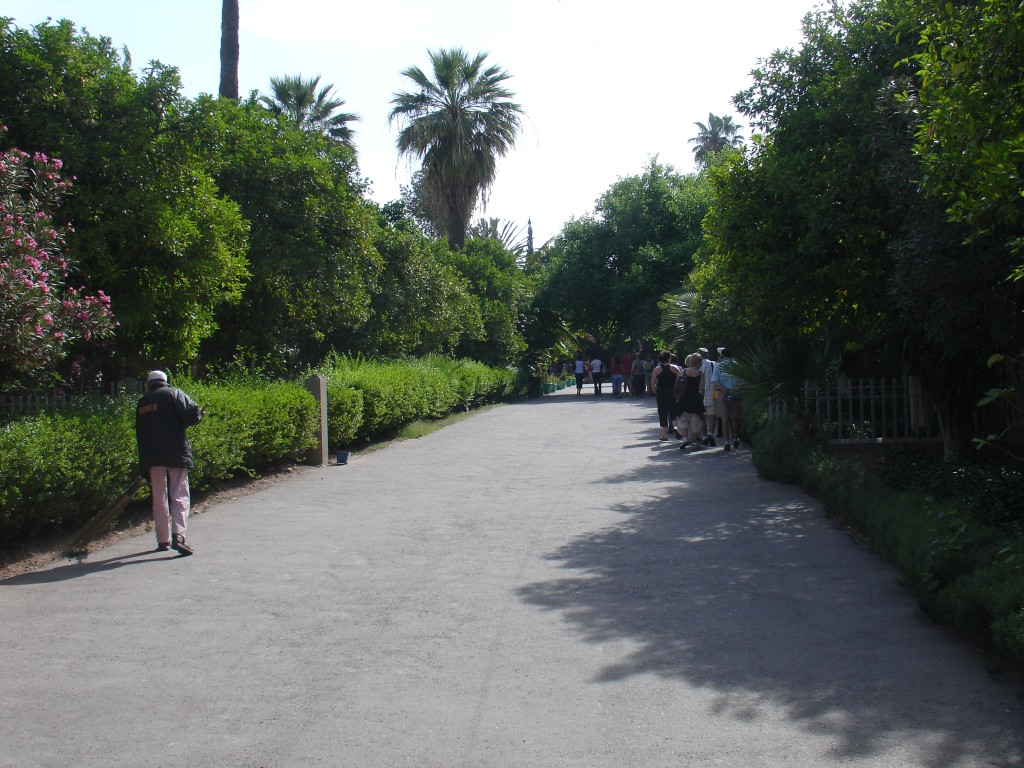 Vom Tor zum eigentlichem Palast geht der Weg durch einen Park.