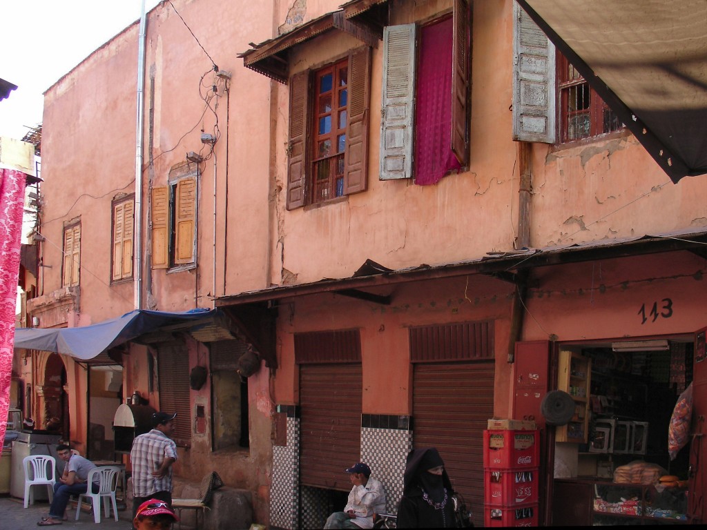 Um die Synagoge ist die Mellah, das ehemalige jüdische Viertel. Hier haben die Häuser mehr Fenster nach außen als typische arabische Häuser.