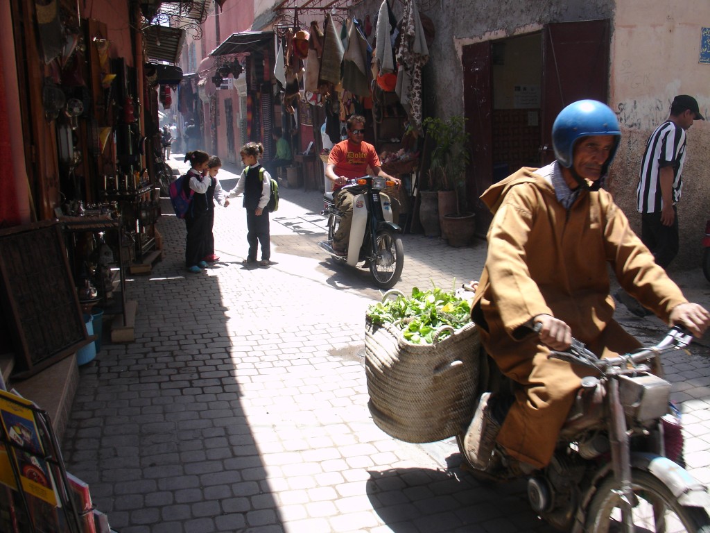 In Marrakesch sind viele per Moped durch die engen Gassen unterwegs.