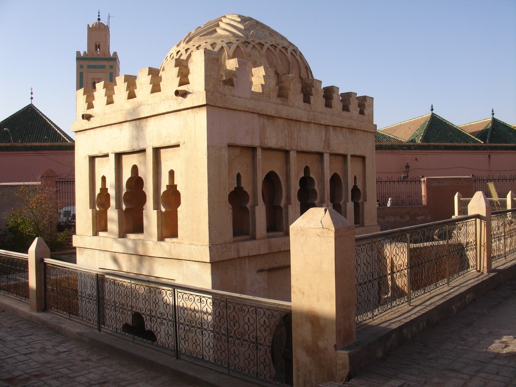 Die Qubba ist ein Mausoleum für einen berühmten Menschen.