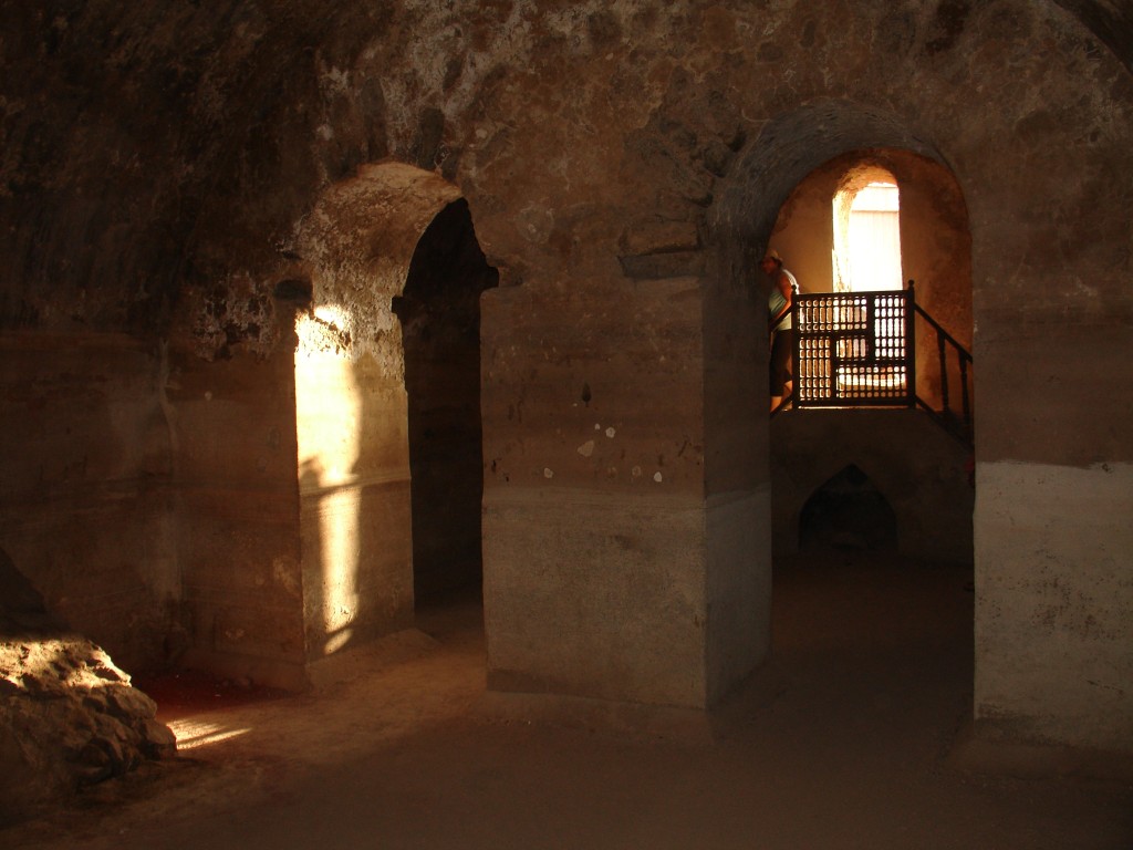 Neben der Qubba befindet sich ein ehemaliger Wasserspeicher für die Wasserversorgung der Stadt.