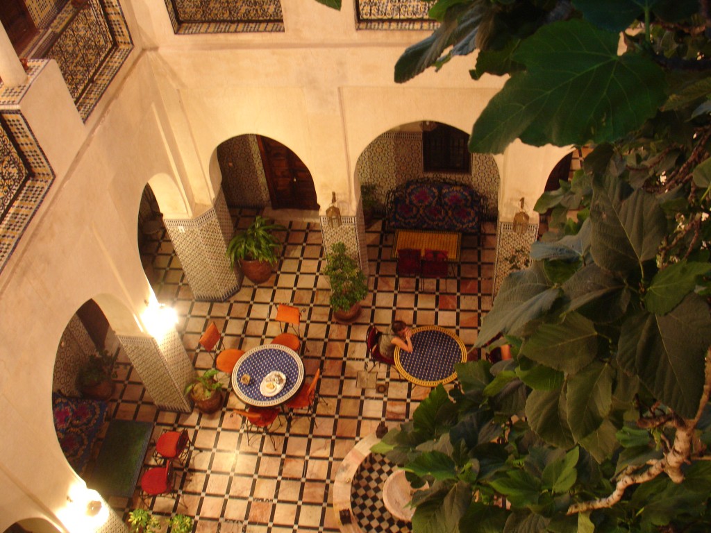 Riads sind traditionelle Stadthäuser reicher Leute, meist mit einem Garten, aber zumindest mit einem schönen Innenhof. Viele Riads haben Gästezimmer und betreiben eine Art Pension.