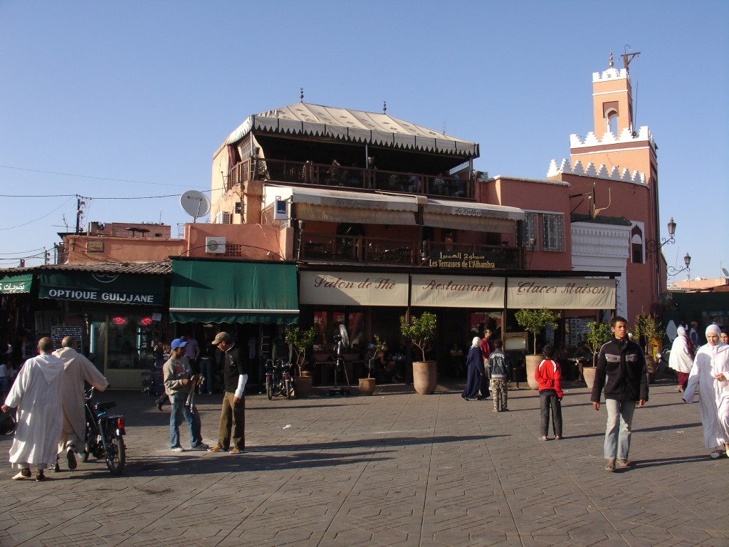 Von den Terassen der Restaurants hat man einen guten Blick auf den Platz.