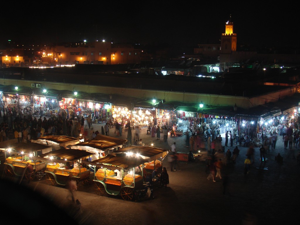 Die Läden im Markt am Rand des Platzes waren auch noch spät am Abend offen.