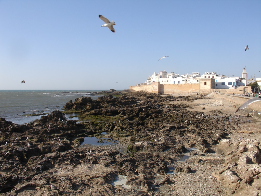 Blick die Küste entlang zur Altstadt von Essaouira.