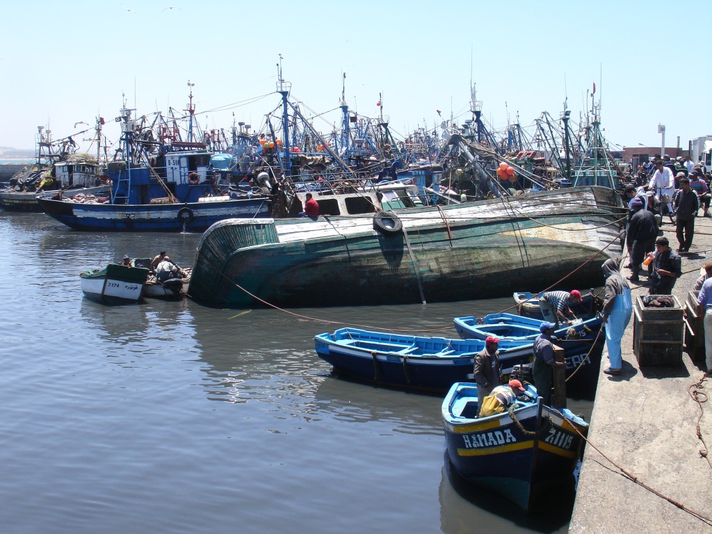 Im Hafen war ein Schiff gekentert.