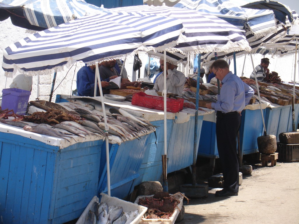 Außer den inoffiziellen Fischverkäufern im Hafen selbst gibt es offizielle Fischverkaufsstände vor dem Hafen.