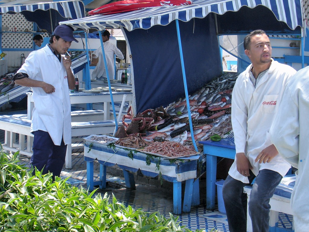 An den Imbissständen kann man sich den Fisch aussuchen, den man essen will. ...