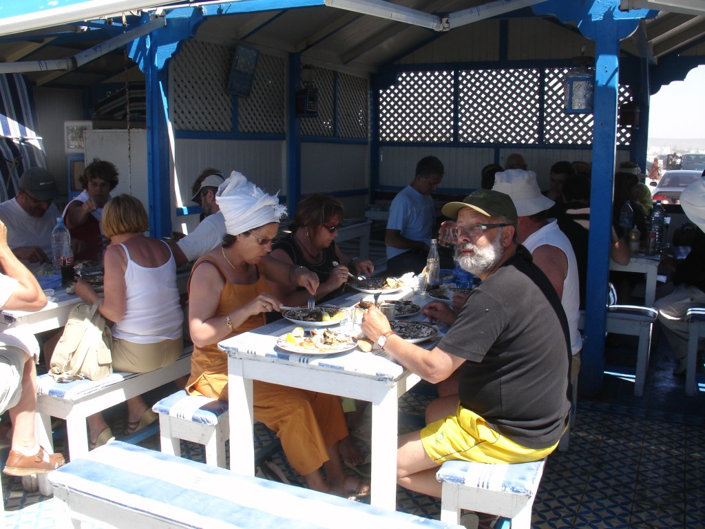 ... Und dann isst man den frich gegrillten Fisch an einem einfachen Tisch.