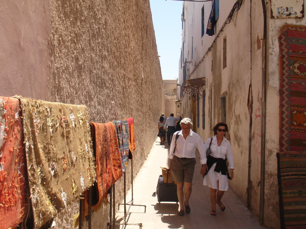 Viele Straßen sind auch in Essaouira so eng, dass Autos nicht hindurchpassen.