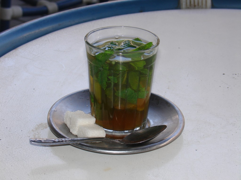 Dieser Pfefferminztee war für Touristen - ungesüßt und nur mit drei Zuckerwürfeln, für marokkanische Verhältnisse eher wenig Zucker. 