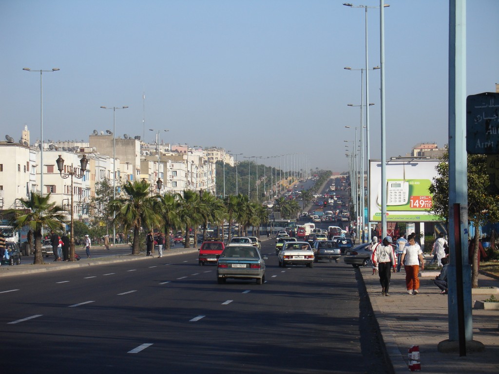 Die große Straße aus Casablanca Richtung Flughafen war am Abend ziemlich verkehrsreich.