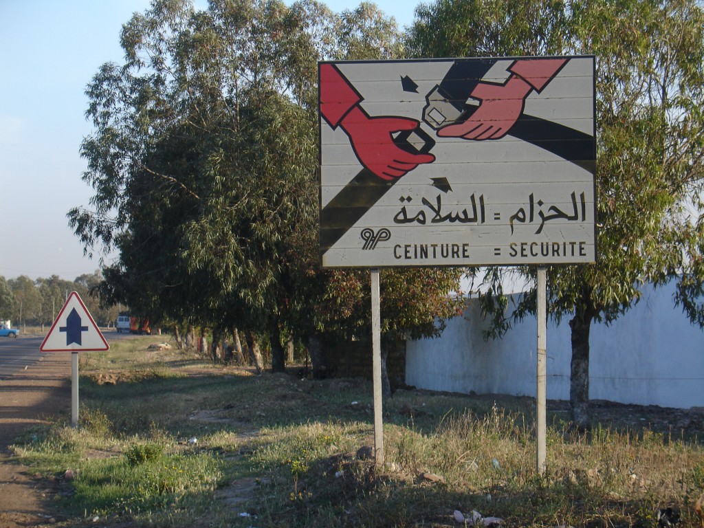 Schilder wiesen an der Straße auf arabisch und französisch darauf hin, dass der Sicherheitsgurt Sicherheit bedeutet.