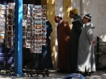 Marokkaner mit Ansichtskarten