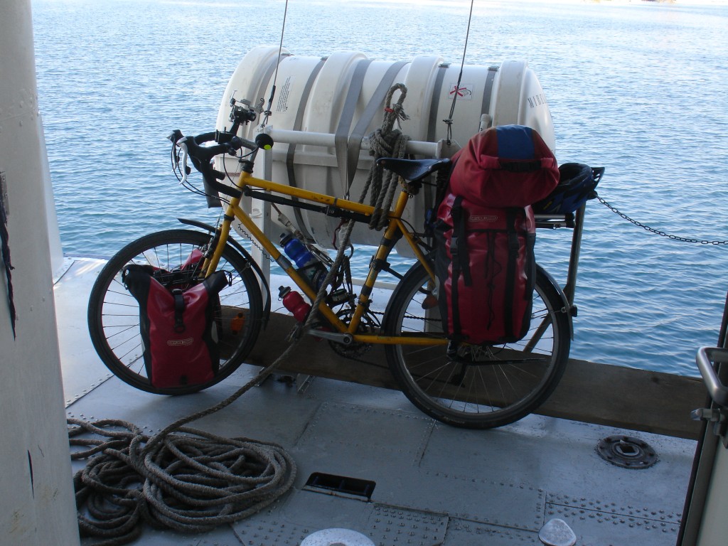 Auf der Schnellfähre von Milazzo nach Lipari durfte mein Rad nicht in der Kabine bleiben, sondern musste auf die hintere Plattform.