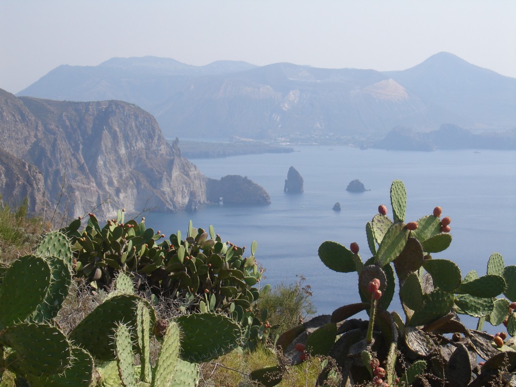 Der Aussichtspunkt Quattrocchi ('Vier Augen') heißt so, weil man für diesen tollen Blick vier Augen haben will. Man sieht im Hintergrund die Nachbarinsel Vulcano und davor die Insel Lipari.