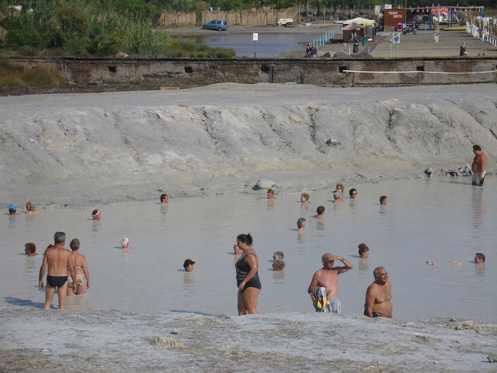 Auf der Insel Vulcano ist das Schlammbad bekannt. Es soll gegen alle möglichen Krankheiten helfen. Den Schwefelgeruch bekommt man aber schwer wieder aus der Badekleidung raus. Und fast auf der ganzen Insel riecht es mehr oder weniger stark nach faulen Eiern. Daher machen viele - wie auch ich - nur einen Tagesausflug von Lipari nach Vulcano.