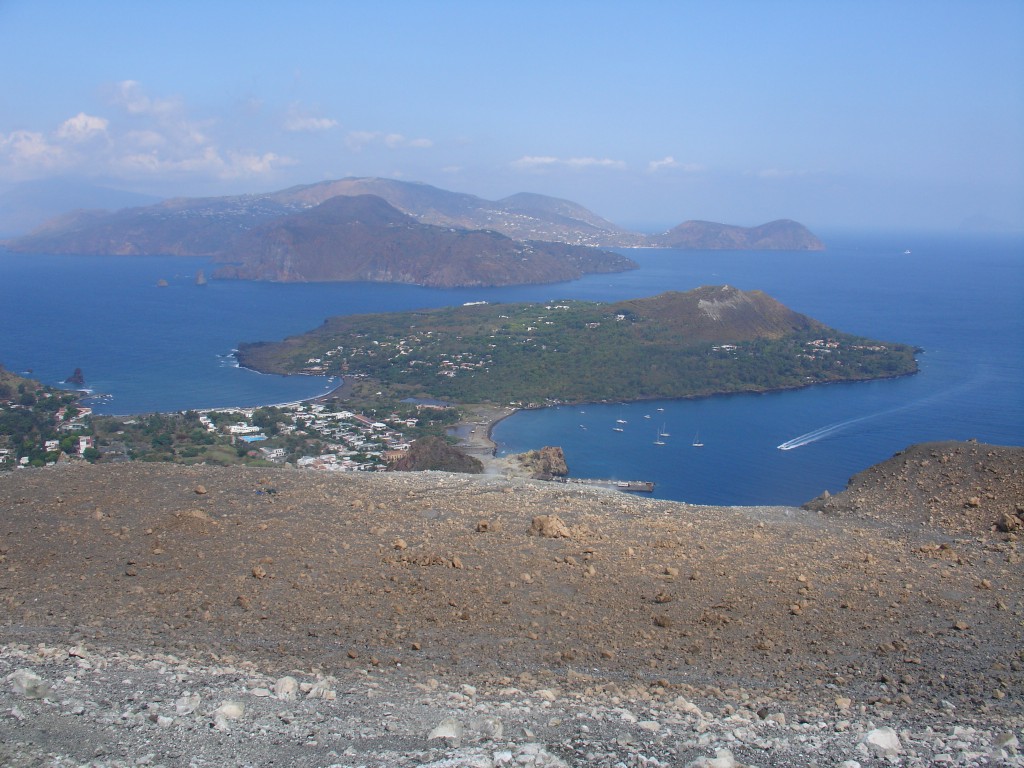 Vom Krater aus sieht man die Halbinsel Vulcanello, die bei einem Vulkanausbruch im jahr 182 v. Chr. entstanden ist und die erst seit einem Ausbruch im 16. Jahrhundert mit Vulcano verbunden ist. Dahinter liegt die Insel Lipari. Deren Hauptort Lipari ist in der Bucht vor der hügeligen Halbinsel auf der rechten Seite.