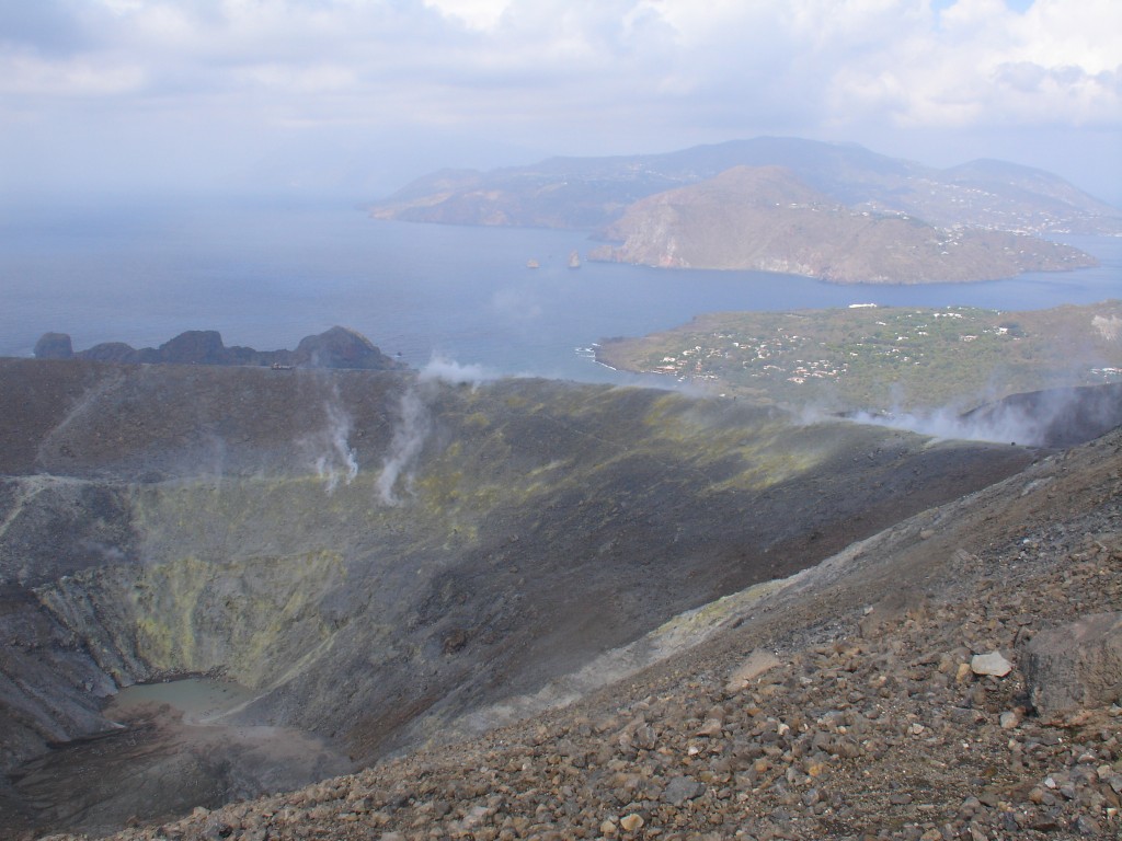 Vom Gipfel hat man einen guten Blick in den Krater mit einem kleinen See und über Vulcanello nach Lipari. Links im Dunst liegt Salina.