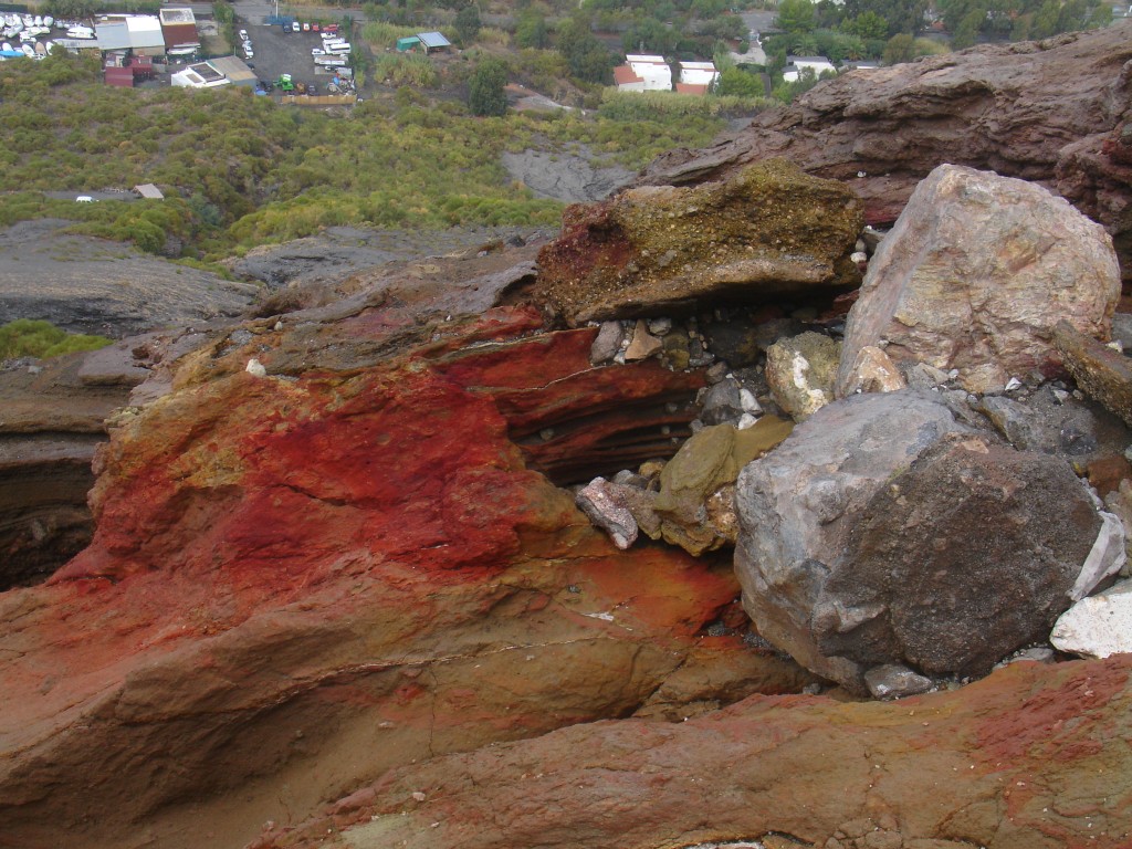 Das Gestein des Kraters hat durch verschiedene Mineralien manchmal unwirklich wirkende Farben.