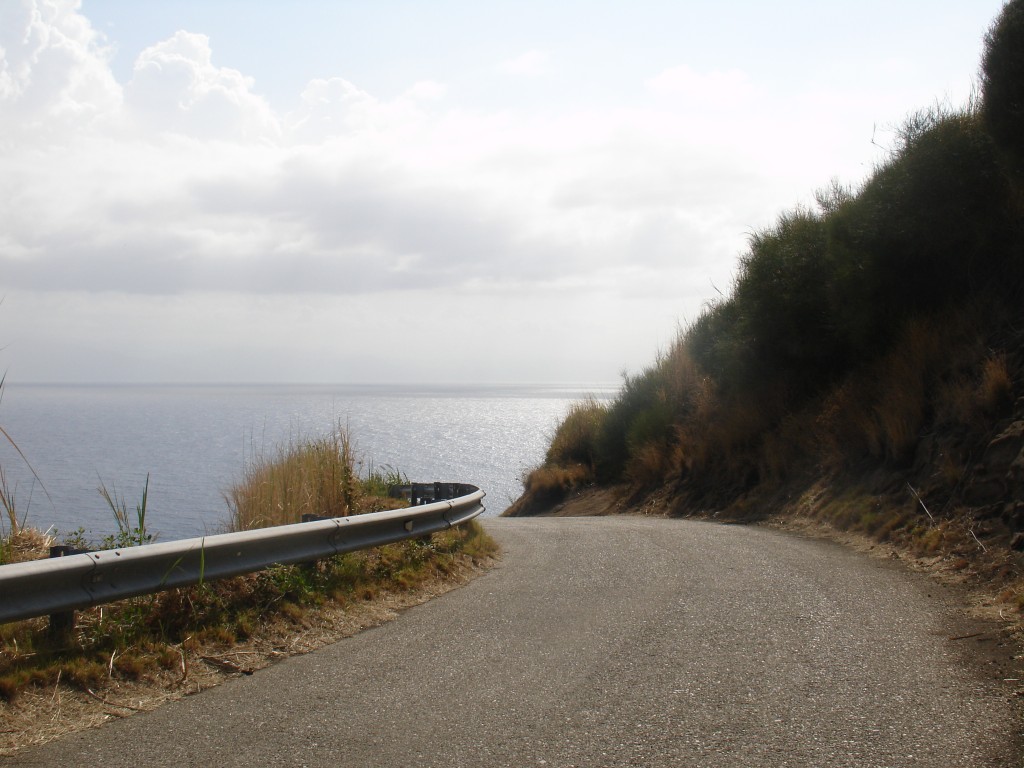 Im Süden der Insel Vulcano gibt es eine Straße, die aus über 500 Metern Höhe steil nach unten nach Gelso führt, einem Küstenort mit einigen wenigen Häusern.