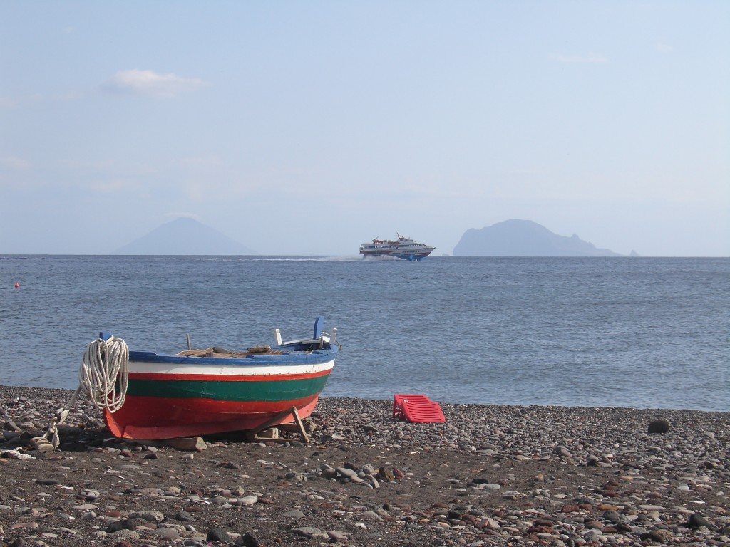 Am Horizont sieht man links die Insel Stromboli und rechts Panarea. Davor eine Schnellfähre. 